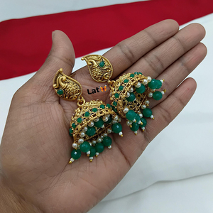 Boucles d'oreilles Jhumki de créateur à finition dorée ornées de pierres Pota et de perles Bijoux de fête et de mariée - Product Image 3