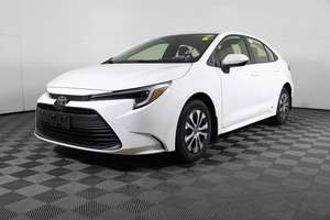 Toyota Corolla Hybrid LE AWD 2024/2025, Sedán Eficiente en Combustible, Caja de Cambios Automática, Motor Turbo de 4L, Cuero, R16, Disponible para la Venta - Product Image 4
