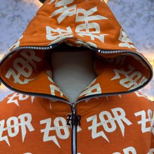 Sudadera con capucha y cremallera estampada ZOR para hombre, estilo urbano, oversize, con patrón de letras naranjas, de poliéster tejido, ideal para otoño. - Product Image 4