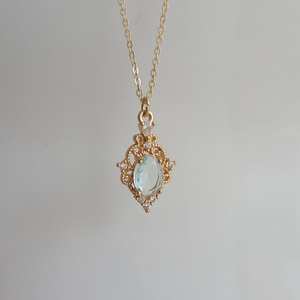 สร้อยคอเงินแท้ 925 ชุบทองประดับพลอยสีฟ้าอ่อนสไตล์วินเทจลายฉลุ พรีเมียม แนวชาติพันธุ์ ของขวัญสไตล์บริดเกอร์ตัน - Product Image 1