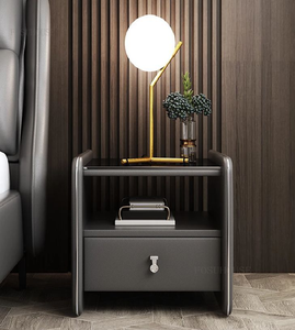 Table de chevet vert sauge avec un dessus en marbre blanc, texture subtile et pieds en métal doré; avec une poignée de tiroir encastrée minimaliste - Product Image 4