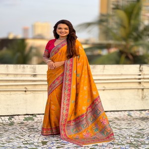 Sari de Seda Viscosa Pura VASTRA COTTAGE, Tradicional Meenakari, Pallu Tejido con Zari, Borde de Arte Popular con Blusa de Brocado en Contraste - Product Image 6