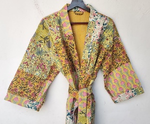 แจ็กเก็ตสไตล์กิโมโนหลากสีสำหรับฤดูหนาว,เสื้อคลุมผ้าควิลท์ Kantha งานเย็บปะติดปะต่อกันทำด้วยมือปักลายดอกไม้ - Product Image 4