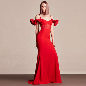 Elegante Vestido de Noche Rojo de Satén, Vestido de Fiesta Maxi Romántico con Cola de Capilla, Talla XS, Vestido Largo Decorado con Flores - Product Image 2