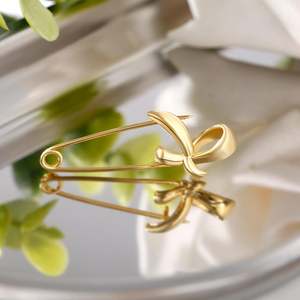 Broche élégante Jeulia en argent sterling avec nœud papillon, accents de perles et de diamants - Product Image 6