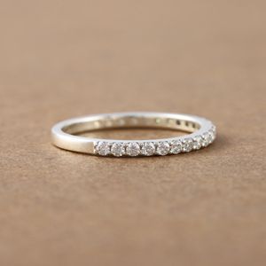 Anillo de regalo de banda de boda de lujo con ajuste de media eternidad de diamante cultivado en laboratorio de corte redondo de platino para mujer IGI - Product Image 3