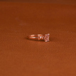 Anillo de compromiso chapado en oro rosa de 14K a la moda, corte radiante, Diamante cultivado en laboratorio, diseño clásico personalizado para regalo de cumpleaños - Product Image 5