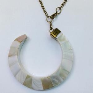 Collar con Colgante de Media Luna con Incrustaciones de Nácar Blanco Hecho a Mano - Joyería Tribal Boho con Mosaico de Concha Iridiscente en Forma de Herradura y Luna - Product Image 3