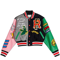 Veste universitaire pour femme avec logo personnalisé, design ajusté, couleur rouge avec manches blanches, en polaire, vestes de collège
