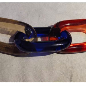 Escultura de Eslabones de Cadena de Resina Multicolor ROSHAN HANDICRAFTS Impresionante Decoración Contemporánea para el Hogar con Tres Piezas Extra Grandes - Product Image 1