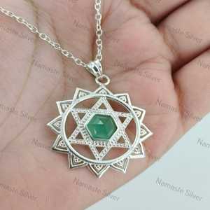 Pendentif Chakra du Cœur en Argent Sterling 925, Fait Main, avec Pierre Naturelle d'Aventurine, Bijou pour la Méditation, Breloques en Cristal Anahata - Product Image 1