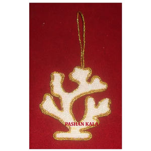 Adorno navideño personalizado con cuentas de color blanco en tela con bordado dorado trabajado para la decoración del Festival de Navidad - Product Image 1