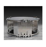 Table basse en bois rustique récupéré, apportant une texture naturelle chaleureuse et un charme intemporel aux intérieurs d'habitation confortables, fonctionnelle et raffinée