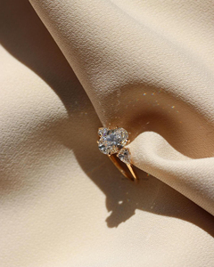 Bague de fiançailles en Moissanite ovale d'inspiration vintage avec pierres latérales poire en or jaune 14 carats bague unique à trois pierres pour cadeau - Product Image 3