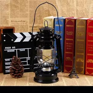 Lanterne en métal antique, porte-bougie décoratif rustique, accent vintage pour la maison, pour un éclairage doux et chaleureux et une décoration intérieure classique - Product Image 5