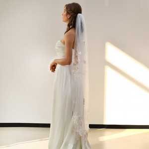 Peineta de Novia Vintage Hecha a Mano con Encaje Floral y Pedrería, Cómoda y Segura para el Cabello en Bodas y Fiestas, Modelo Bridella M113-I - Product Image 4