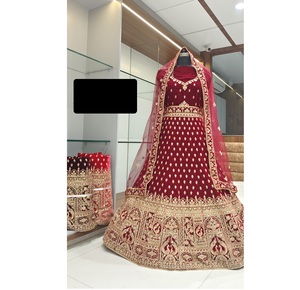 Lehenga Choli en velours fait à la main de meilleure qualité pour les mariages et les vêtements de fête Travail de broderie minimaliste pour les cadeaux - Product Image 1