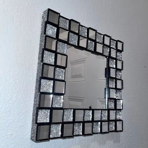 Espejo Decorativo de Pared Moderno Personalizado con Diseño de Tablero de Ajedrez de Diamantes/Espellos, con Marco de Hierro - Product Image 1