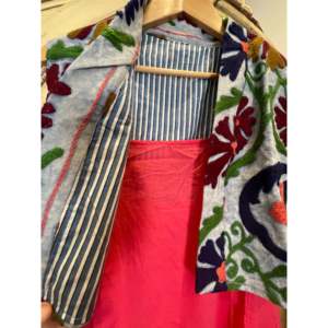 Gilet décontracté bleu délavé avec broderie de vigne, en tissu de coton tricoté et tissé, avec logo décoratif, pour tenues d'extérieur, style gilet - Product Image 2