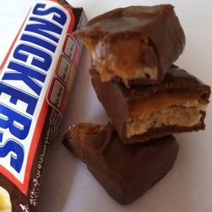 Barra de chocolate Snickers al por mayor de 50g, paquete de 72 unidades, cantidades completas de paletas para cadenas de supermercados y grandes distribuidores minoristas. - Product Image 1