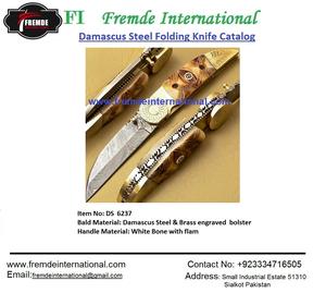 Cuchillo plegable de acero de Damasco hecho a mano de alta calidad con refuerzo grabado de latón - Product Image 3