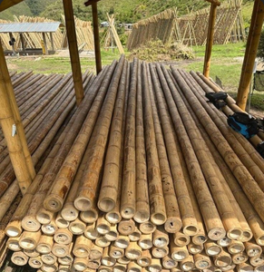 Varas de bambú artesanales de tallos de bambú maduros utilizadas en la ecoconstrucción, paisajismo y producción artesanal - Product Image 1