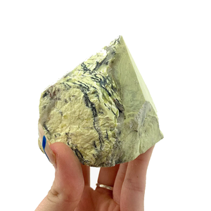 Serpentine Point Cut Base Crystal Point de haute qualité guérison beauté naturelle est un maître de décoration parfait pour la maison ou le bureau - Product Image 5