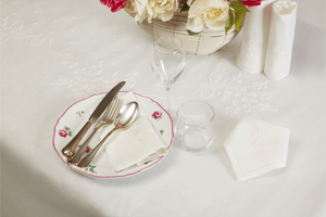 Mantel de Algodón Blanco Personalizado al por Mayor con Dobladillo Bordado, Bonito Diseño de Flores Blancas, Lavable, para Uso en el Hogar, Restaurantes y Fiestas - Product Image 3