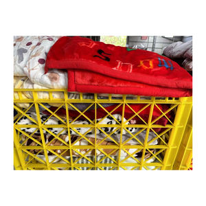 Article de vêtement d'occasion Courtepointes usagées - Product Image 1