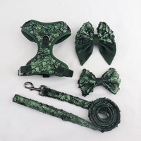 Ensemble de harnais de luxe en peluche pour chien avec gilet réglable, laisse et nœud papillon – Accessoires de promenade doux et respirants pour animaux de compagnie – Vente en gros personnalisée