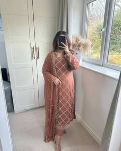 DESEABLE FANCY FAUX GEORGETTE SECUENCIA BORDADA TRADICIONAL TRABAJO TOP y PENT con DUPATTA para FIESTA - Product Image 2