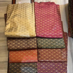 Tela de algodón brocado Jacquard de lujo, satén tejido intrincado con motivos florales tradicionales impresos para vestidos de saris Sherwanis - Product Image 1