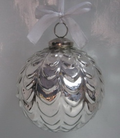 Boules de Noël élégantes métalliques personnalisées à suspendre à l'intérieur et à l'extérieur pour les célébrations et les décorations des fêtes - Product Image 6