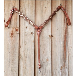 Ensemble de harnais pour cheval en cuir occidental avec des franges rouges colorées et une bride et une poitrine en cuir travaillés à la main - Product Image 1