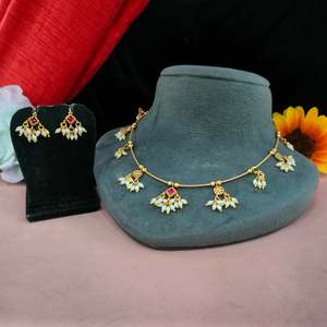 Minimal Pearls Hanging And Kundan Vayer Necklace Set Mezcla perfecta Elegancia sutil y belleza tradicional Belleza atemporal - Product Image 1