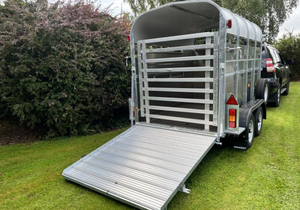 Nouvelle remorque à bétail Nugent 8x5 |   Remorque pour moutons, chevaux et autres animaux d'élevage à vendre, bon marché et en excellent état - Product Image 2