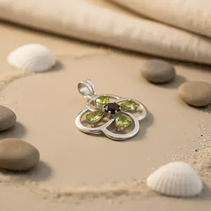 Colgante de Plata 925 para Mujer con Motivo de Flor de Granate Peridoto, Detalles en Oro Rosa, Chapado en Rodio, Tipo Charm, Regalo Perfecto para Joyería - Product Image 1