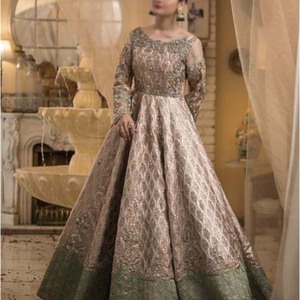Robe de mariée moderne sur mesure, style robe de bal, avec dentelle, volants, respirante, broderie de sequins et cristaux, à prix avantageux – Grande Vente - Product Image 2