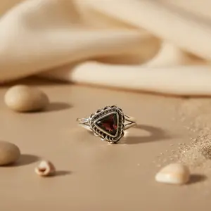 แหวนเงินแท้ 925 รูปทรงสามเหลี่ยม ประดับด้วยพลอยเพทายธรรมชาติ ชุบโรเดียม พร้อมใบรับรอง IGI เทคโนโลยีการฝังแบบ Bezel ของขวัญเครื่องประดับสำหรับผู้หญิง - Product Image 1