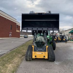 Chargeuse compacte sur chenilles John Deere 325G de type chenillé, jaune, montée sur chenilles avec attache de godet - Product Image 4