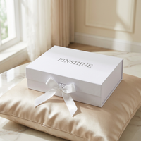 Caja de Regalo Magnética con Lazo Blanco y Detalles Plateados, Personalizable con Logotipo, para Boutique de Ropa, MOQ Bajo, Premium