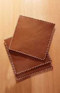 Posavasos de cuero elegantes con pátina natural y acabado liso perfecto para mesas rústicas y casas con estilo - Product Image 5