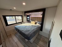 Camping-car Forest River Sunseeker gris aluminium, 6 places, design moderne avec cuisine coulissante pour voyages mobiles