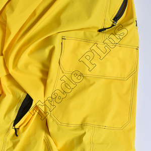 Pantalon de ski jaune imperméable tendance 2026 avec poches zippées noires, taille à cordon de serrage et coupe ample à jambe large - Product Image 5