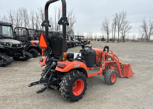 Tractor Utilitario Subcompacto Kubota BX2380 de 23 HP, 4WD, Hidrostático, Diésel, para Agricultura y Paisajismo, Gran Descuento, Motor Principal y Engranaje - Product Image 3