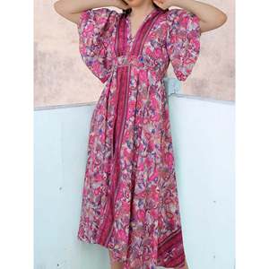 Elegante Vestido Midi Largo de Verano, Color Rosa, para Cóctel o Evento Nocturno, Cuello en V, Manga Corta, Mezcla de Seda, Ideal para Invitadas de Boda - Product Image 4