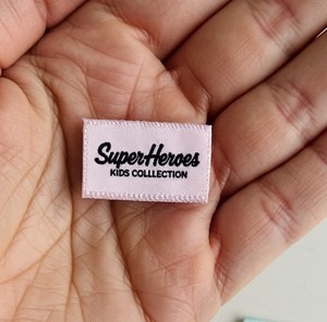 Alta Qualidade Eco-Friendly Custom Cetim Damasco Etiquetas Tecidas Moda Desgaste Rápido OEM/ODM Opções Cor Personalizada Crianças Homens Mulheres - Product Image 1