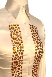 Chemise boutonnée en satin crémeux avec boutons de style cristal - Product Image 4