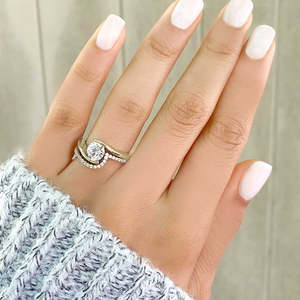 Conjunto de Joyería Fina de Oro Amarillo de 18K, Anillo de Compromiso con Diamantes Engastados en Tensión y Conjunto de Alianza Nupcial - Product Image 4