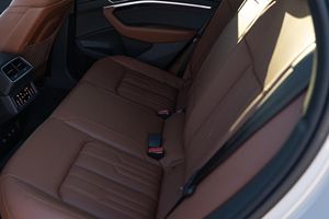 Audi e-tron Quattro/Chronos Edition 2022, Automático, 2 Asientos, Interior de Cuero, Neumáticos R20, Faros de Xenón - Product Image 2